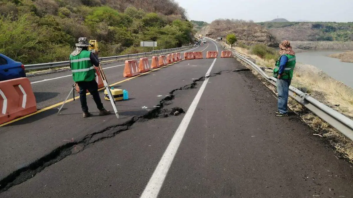 grieta autopista siglo XXI